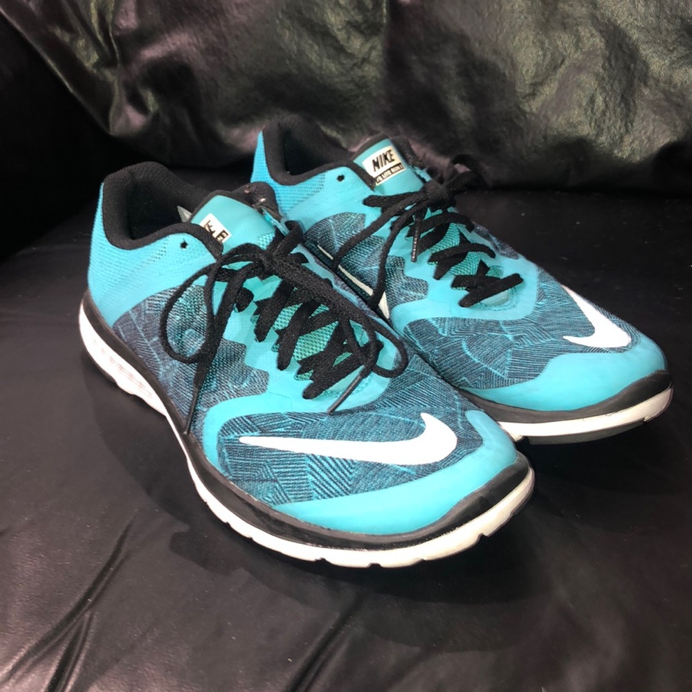 nike women’s sneaker FS Lite Run 3 size 8